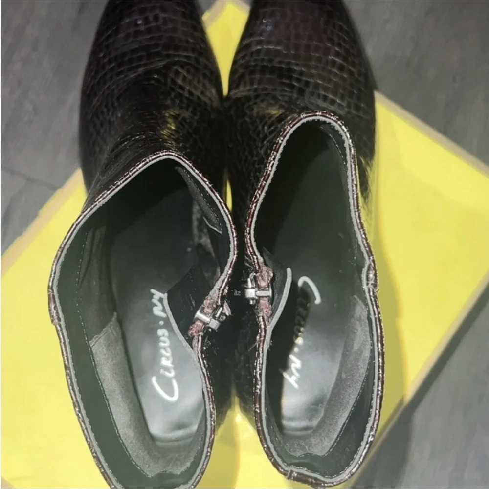 Sam Edelman Daysi Burgundy Croc Ankle Boots 8 - Picture 5 of 8